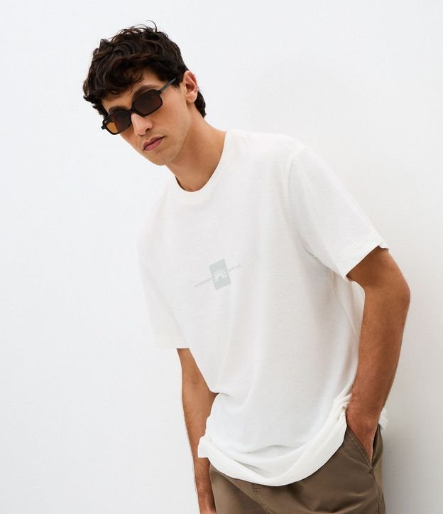 Remera Comfort con Estampa en Relieve