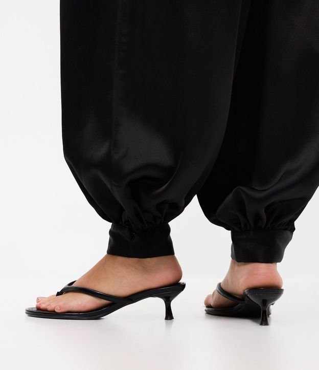 Pantalón Aladim en Satén con Bajo Ajustado 4