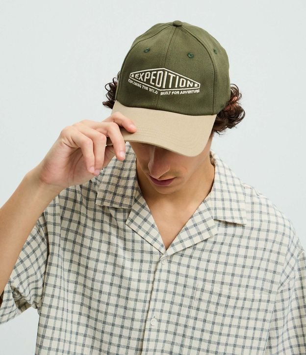 Gorra en Sarga con Estampado Lettering Bordada
