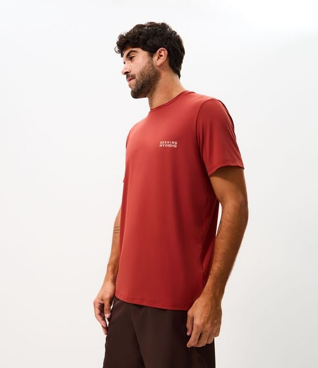 Remera Regular en Poliamida con Tecnologia Dry y Estampa Lettering Seeking My Highs