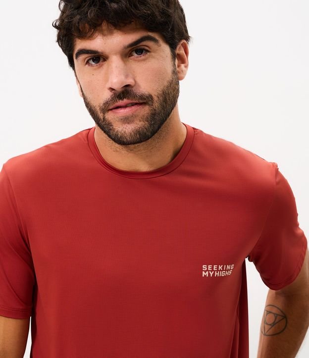 Remera Regular en Poliamida con Tecnologia Dry y Estampa Lettering Seeking My Highs 4