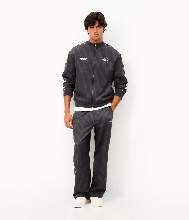 Pantalón Helanca Raya de Tiza con Bordado 1
