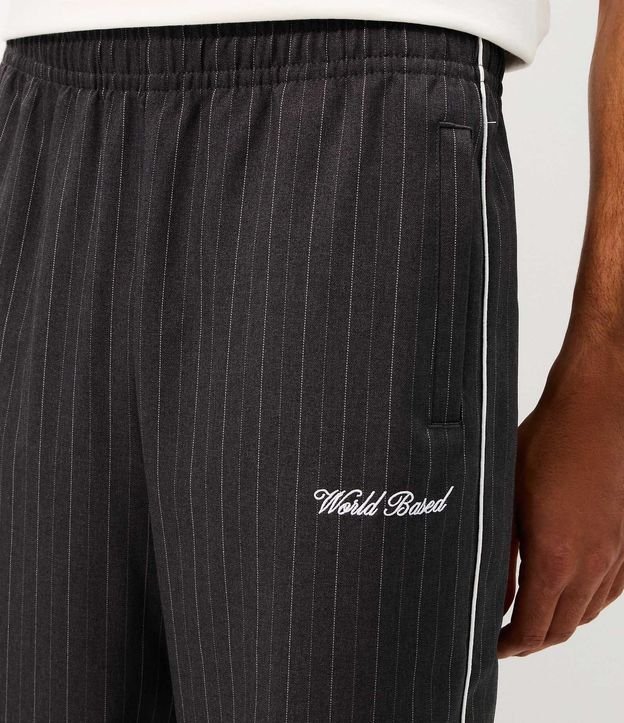 Pantalón Helanca Raya de Tiza con Bordado 4