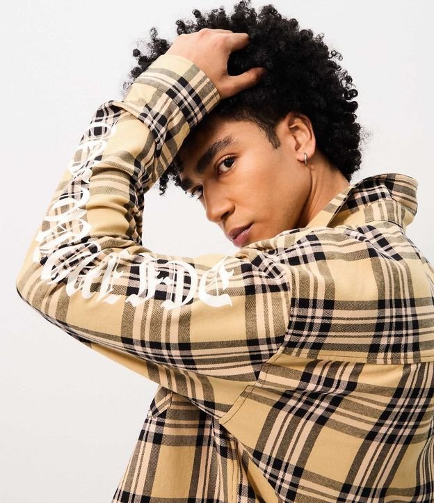 Camisa Oversized de Cuadros con Estampa en Las Mangas 3