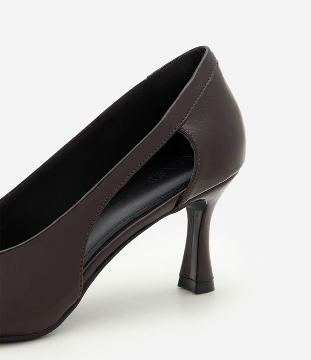 Tacones en PU con Recorte Lateral y Salto Mediano 4
