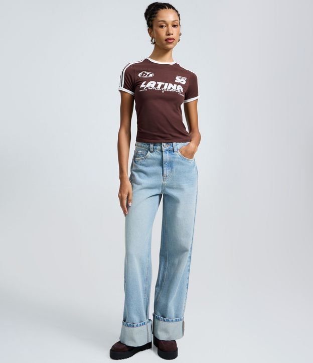 Remera New T-shirt con Lettering Latina y Detalles Contrastantes 2