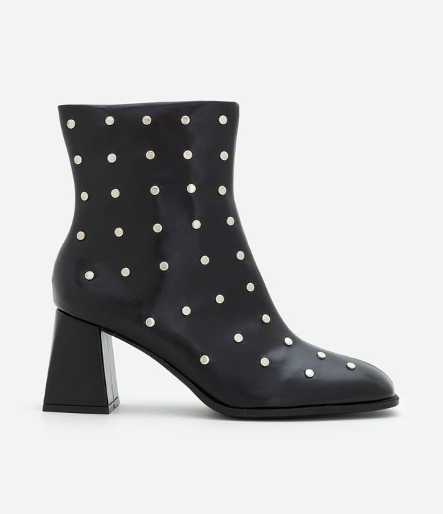Bota en PU con Punta Cuadrada y Aplicación de Studs
