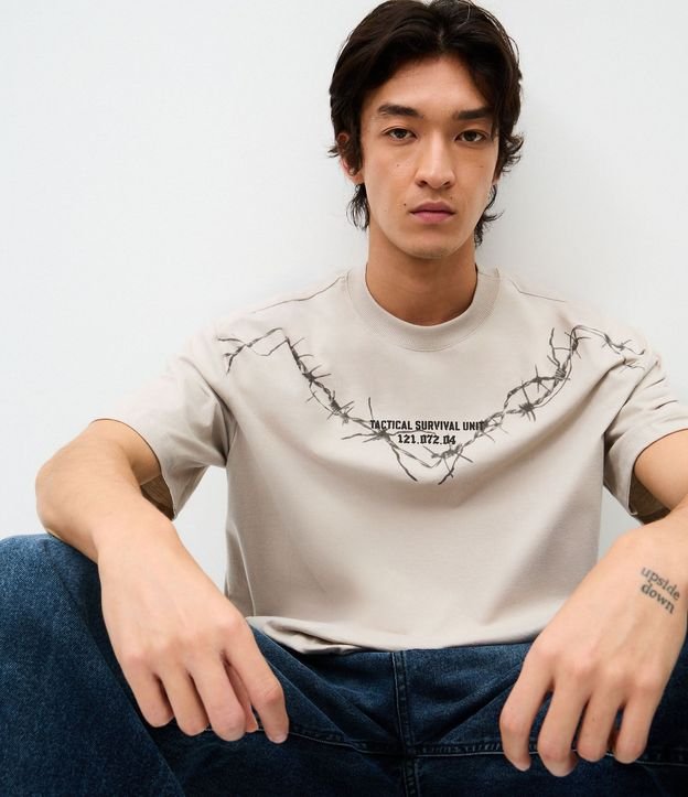 Remera Relaxed Manga Corta en Algodón con Estampa de Alambre Púas