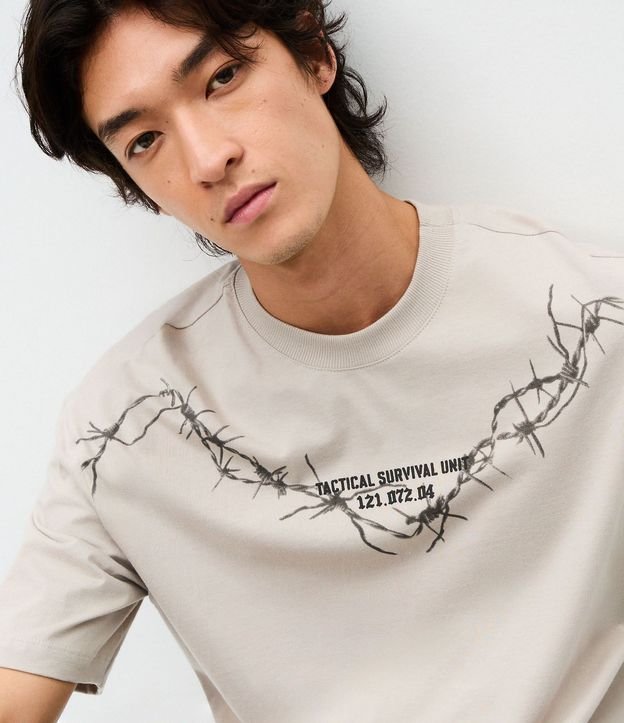 Remera Relaxed Manga Corta en Algodón con Estampa de Alambre Púas 3