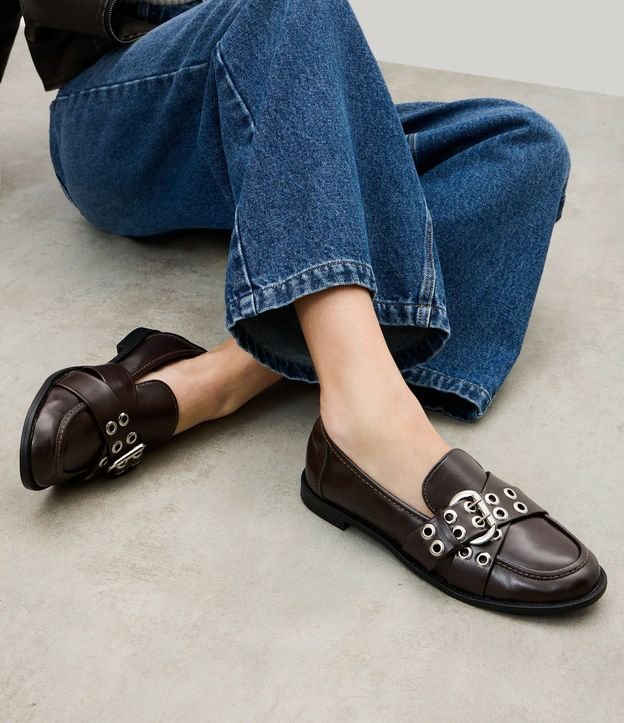 Mocasín en PU con Tiras Cruzadas y Ojal 2
