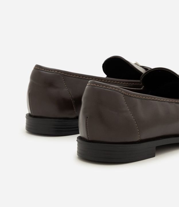 Mocasín en PU con Tiras Cruzadas y Ojal 5
