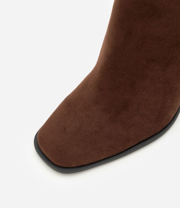 Bota en PU Aterciopelada con Caña Corta y Salto Bloco 3