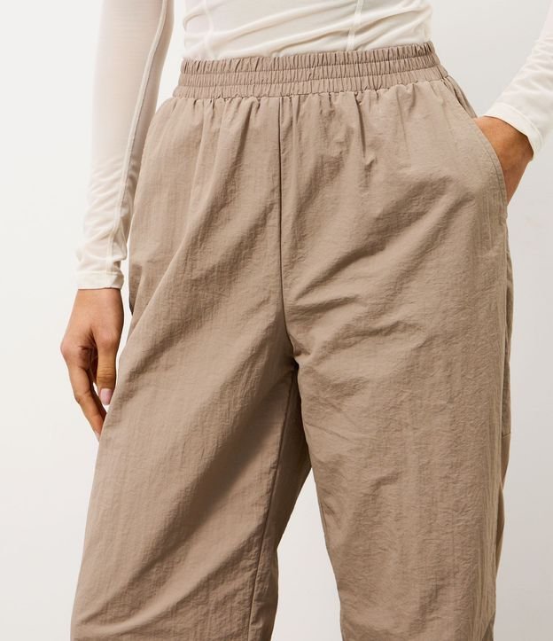 Pantalón Recto Deportivo en Microfibra con Recorte Lateral en Tule 3