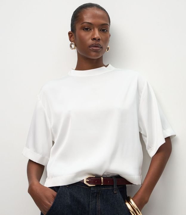 Blusa Satinada con Cuello Alto y Mangas Cortas 1