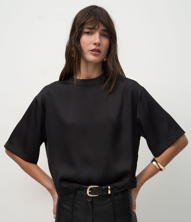 Blusa Satinada con Cuello Alto y Mangas Cortas