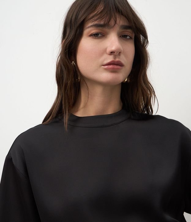 Blusa Satinada con Cuello Alto y Mangas Cortas 3