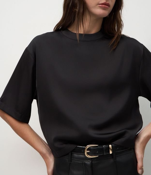 Blusa Satinada con Cuello Alto y Mangas Cortas 4