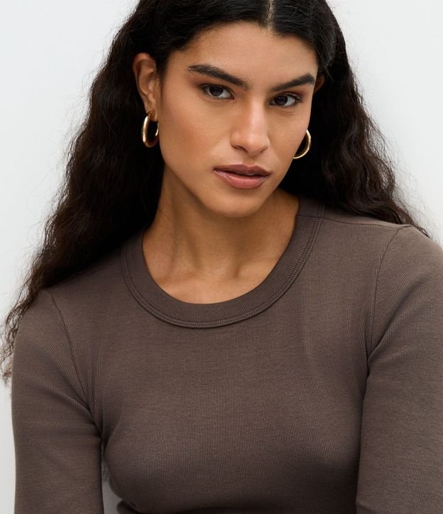 Blusa Básica Acanalada en Rib con Cuello Redondo 3