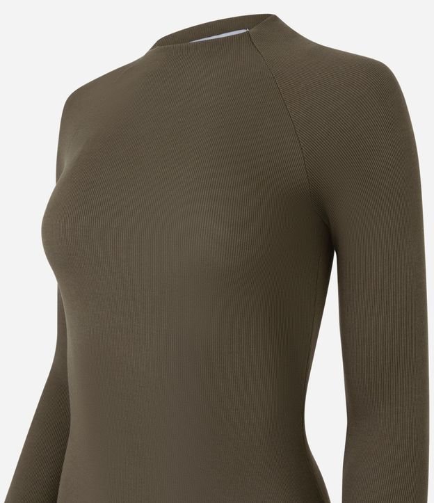 Blusa Básica en Viscosa con Cuello Alto y Sisa Raglán 2