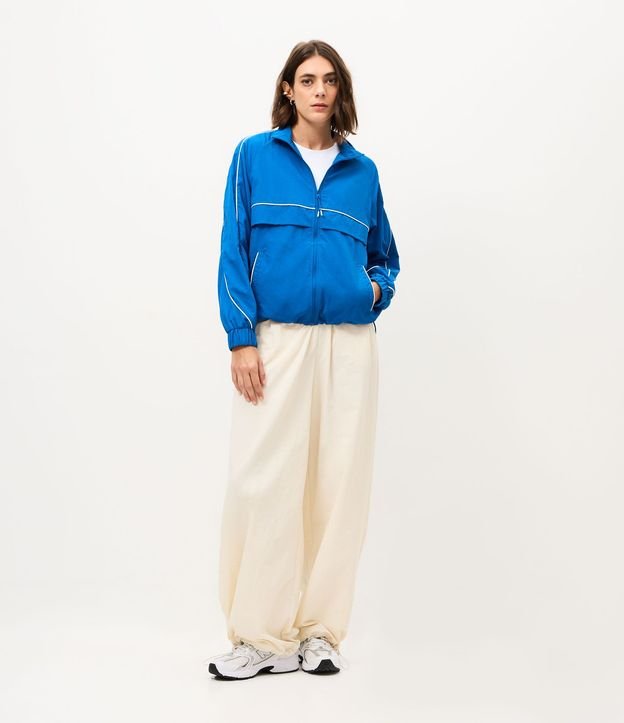 Campera Oversized Deportiva en Microfibra con Detalle Contrastante 2
