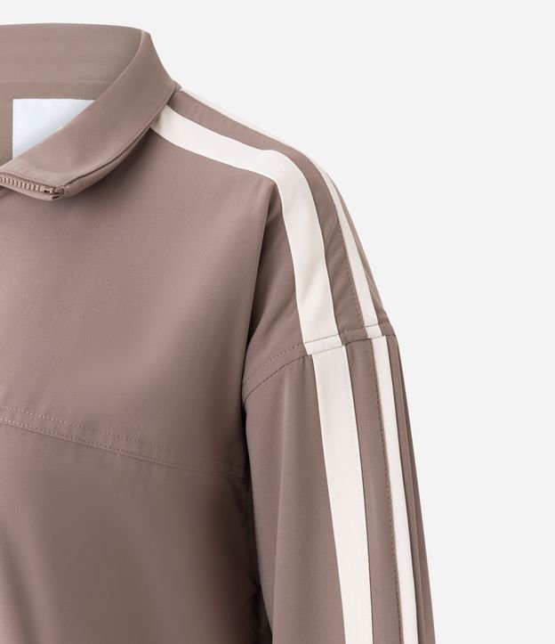 Campera Oversized Deportiva en Microfibra con Recortes Contrastantes 9
