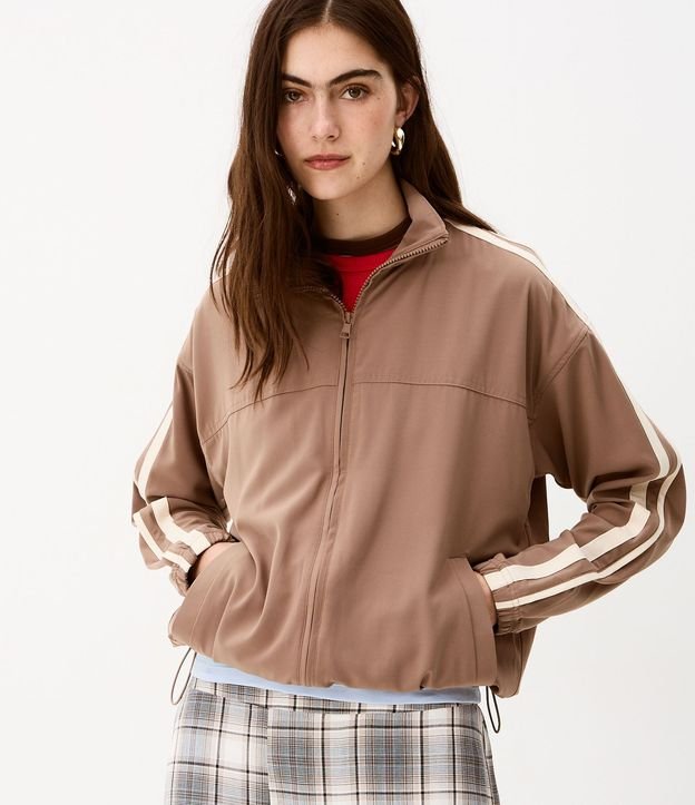 Campera Oversized Deportiva en Microfibra con Recortes Contrastantes