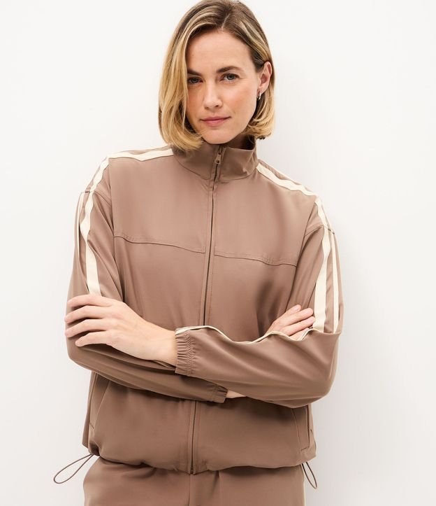 Campera Oversized Deportiva en Microfibra con Recortes Contrastantes 2