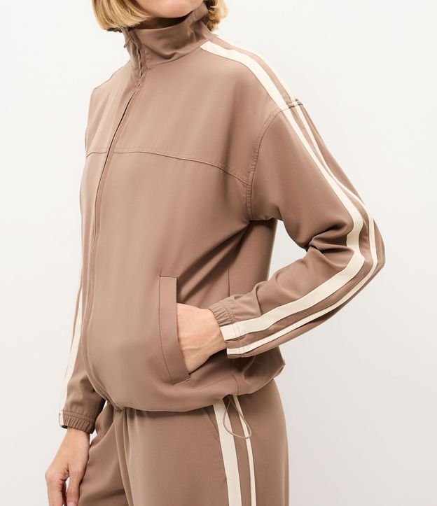 Campera Oversized Deportiva en Microfibra con Recortes Contrastantes 4