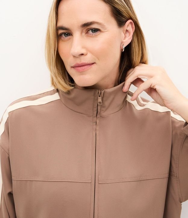 Campera Oversized Deportiva en Microfibra con Recortes Contrastantes 5