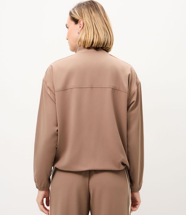 Campera Oversized Deportiva en Microfibra con Recortes Contrastantes 6