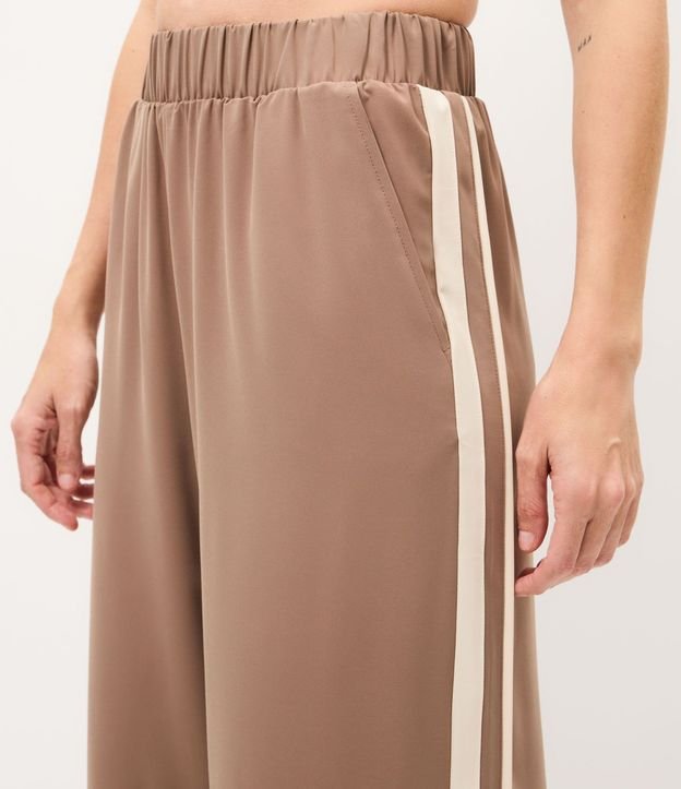 Pantalón Recto Deportiva en Microfibra con Rayas Laterales 3