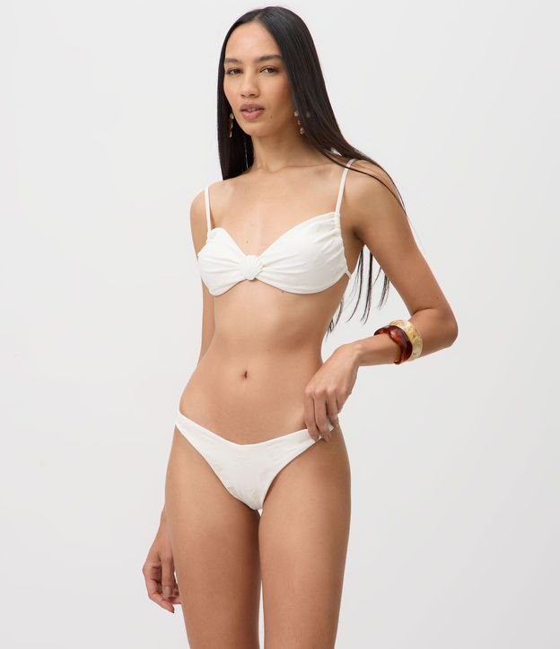 Bikini Bombacha Pernera Alta con Bordado y Efecto Levanta Pompis