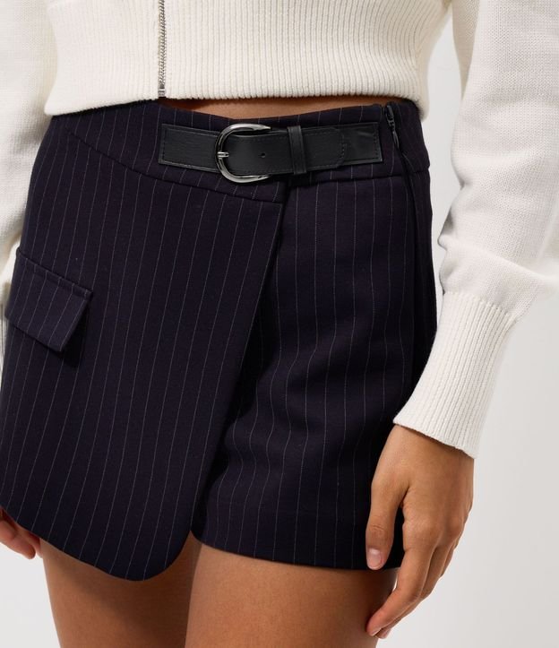 Short Pollera Sastre en Punto Roma con Cinturón Lateral y Raya de Tiza 3