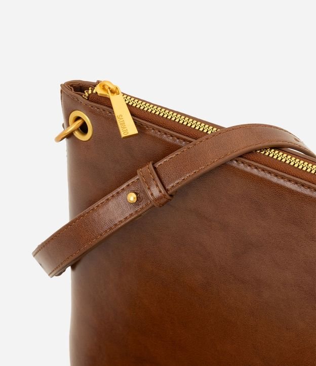 Bolso Postman Mediana en PU con Borla Estampada 4