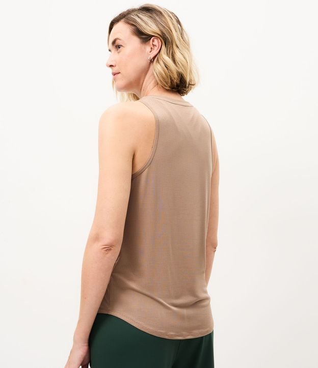 Musculosa Deportiva en Microfibra Texturizada y Bajo Redondeado 4