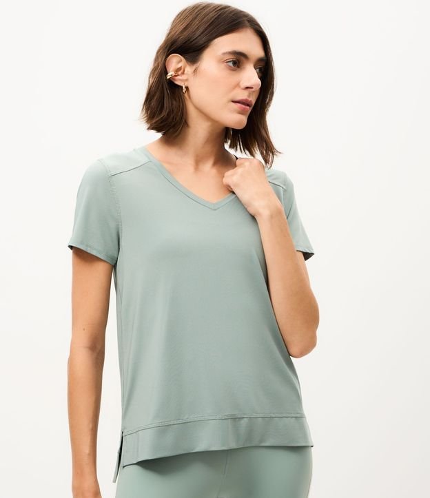 Remera Deportiva en Microfibra Agujerada con Ruedo Mullet