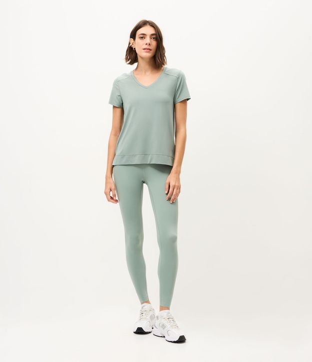 Remera Deportiva en Microfibra Agujerada con Ruedo Mullet 2