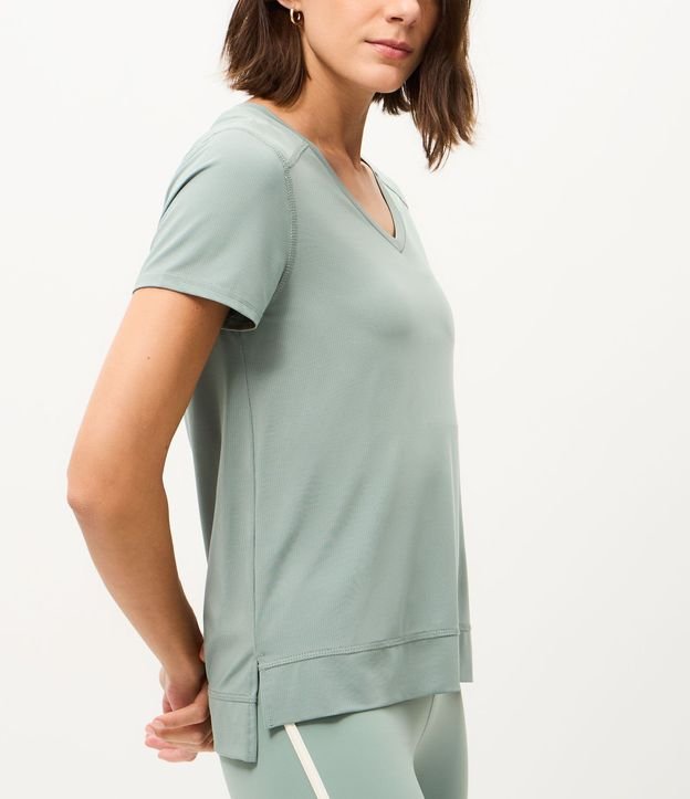 Remera Deportiva en Microfibra Agujerada con Ruedo Mullet 3