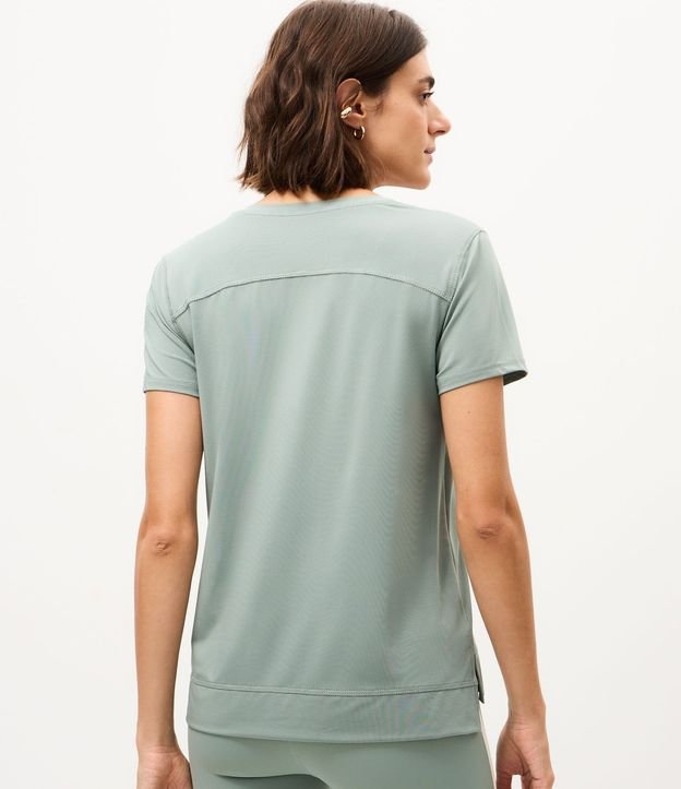 Remera Deportiva en Microfibra Agujerada con Ruedo Mullet 4