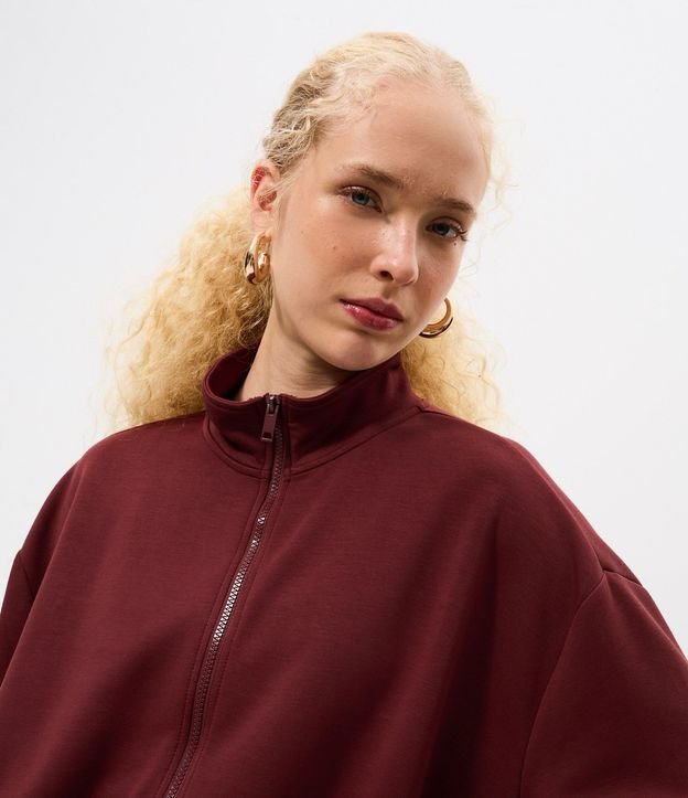 Campera en Modal con Cuello Alto y Pliegues en el Ruedo