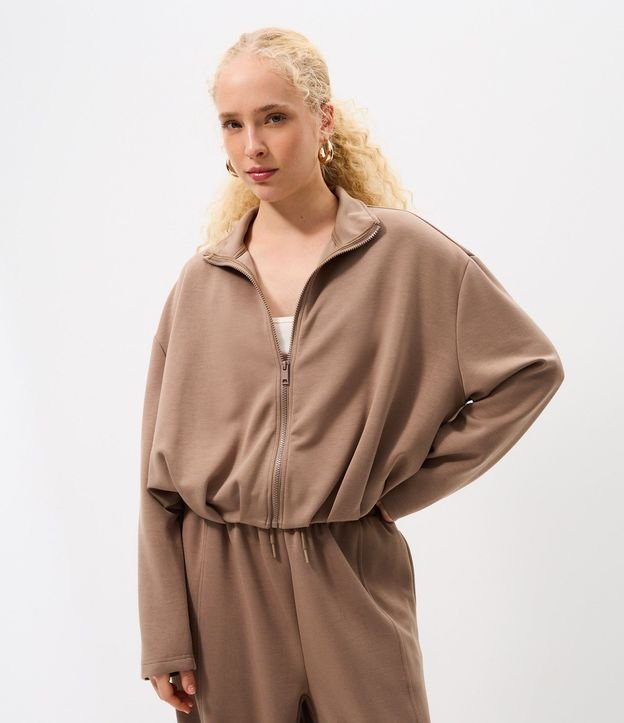 Campera en Modal con Cuello Alto y Pliegues en el Ruedo
