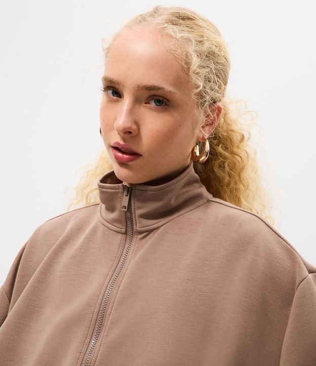 Campera en Modal con Cuello Alto y Pliegues en el Ruedo 3
