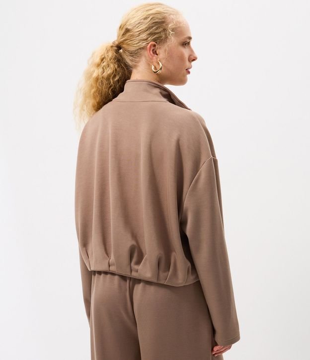 Campera en Modal con Cuello Alto y Pliegues en el Ruedo 4