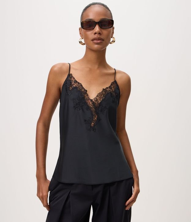 Blusa en Satén con Encaje Floral Aplicado