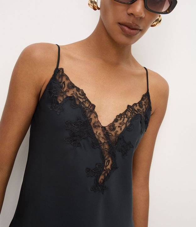 Blusa en Satén con Encaje Floral Aplicado 3