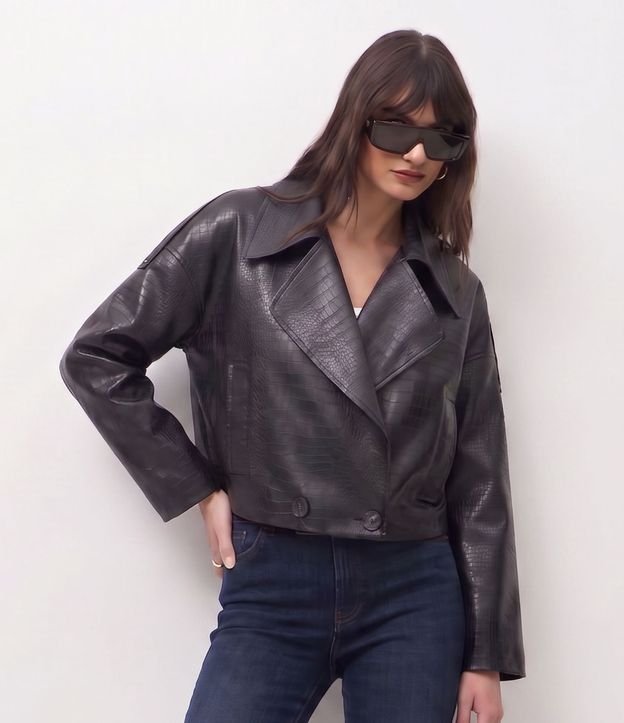 Campera corta en PU Texturizado con Cuello Amplio