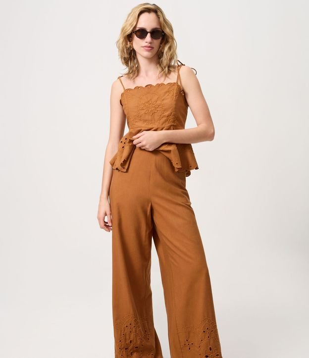 Pantalón Pantacourt en Laise con Bordado Cutout en el Bajo