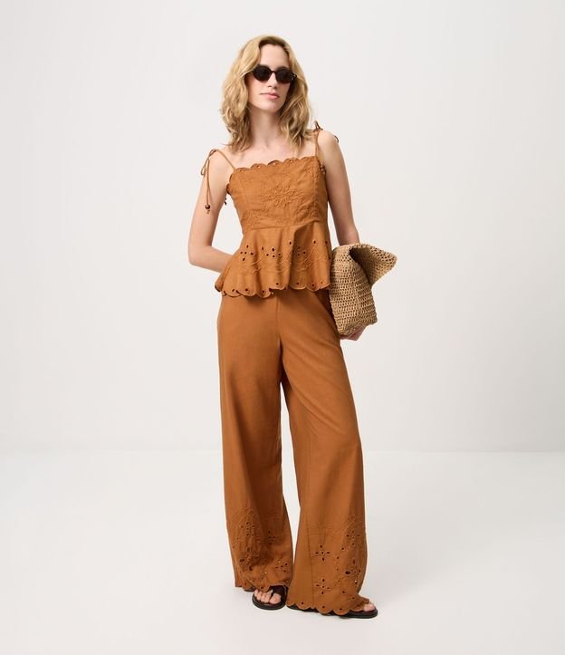Pantalón Pantacourt en Laise con Bordado Cutout en el Bajo 2