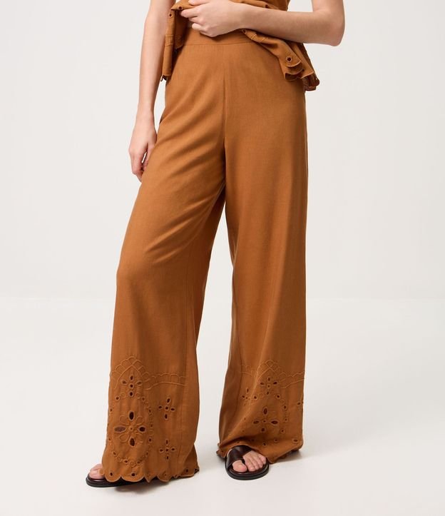 Pantalón Pantacourt en Laise con Bordado Cutout en el Bajo 3