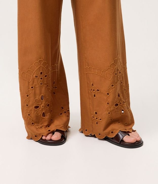 Pantalón Pantacourt en Laise con Bordado Cutout en el Bajo 4